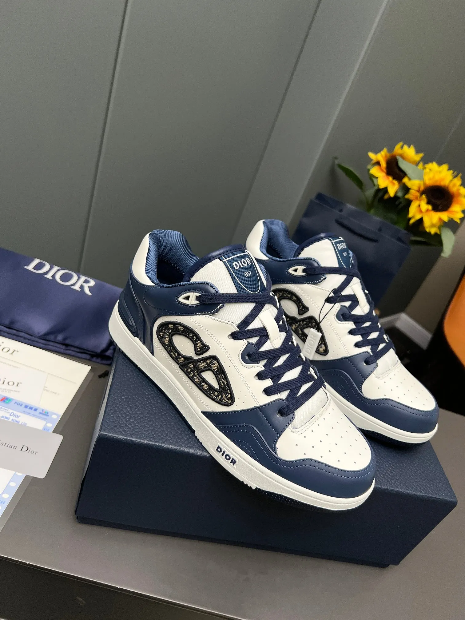 Men's Men's Shoes 💰600 Dior DiorB57 top version of low-top sneakers! ! ! Navy blue with beige smooth first-layer cowhide, fully oiled edges, T men's shoes 💰U outsole.  The 2024 autumn men's wear series has made a wonderful debut, a new classic item launched by Dior. Crafted from smooth first-grain cow leather in navy blue and beige, it's accented by a large leather heat-stamped CD logo on the sides. The distinctive laces of the same color match the color of the shoe body, and the opening and closing are decorated with various classic details on the tongue, sole and back side to enhance the style. The eyelet details, upper stitching and heel strip panels of the same color highlight the dynamic charm of its sports style. Exclusive two-color molded T men's shoes 💰U outsole is light, comfortable, non-slip and wear-resistant, the mesh lining and feet are customized with original colors, soft and breathable. Exquisite production technology highlights the grade, and can be matched with all kinds of clothing to create a refined look.